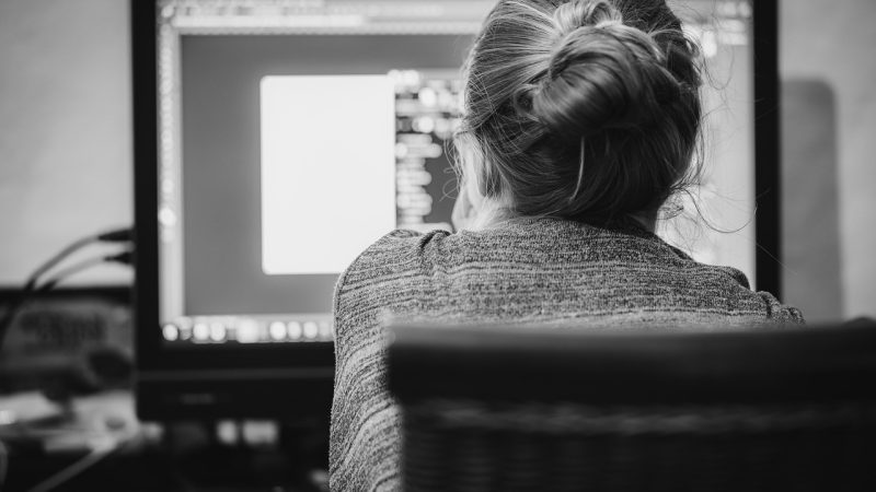Traitement de contenus texte : comment gérer un grand volume de documents sans mobiliser vos équipes ?