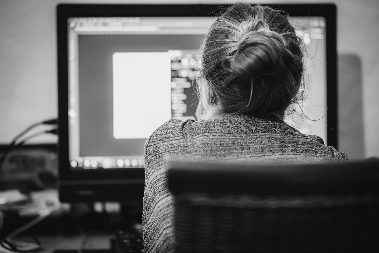 Traitement de contenus texte : comment gérer un grand volume de documents sans mobiliser vos équipes ?